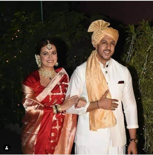 शादी के बाद दिया और वैभव ने वहां मौजूद फोटोग्राफर्स से भी मुलाकात की. फोटोग्राफर्स ने न्य़ूली मेरिड कपल को बधाई दी.