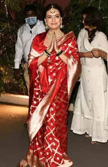 शादी के बाद दिया ने सभी का हाथ जोड़कर शुक्रियाअदा किया. दिया के चेहरे पर सादी की खुशी साफ दिखाई दे रही थी.