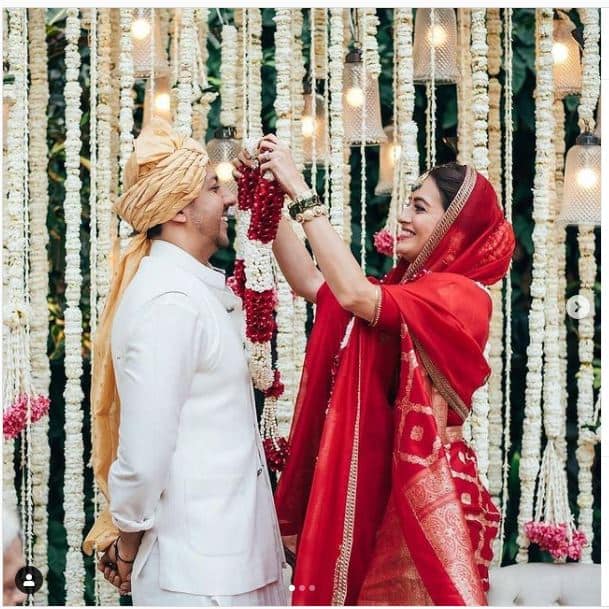 शादी की रस्मों कोनिभाते हुए दिया और वैभव काफी खुश नजर आ रहे थे. दोनों के चेहरे की मुस्कुराहट इनकी खुशाी साफ बयां कर रही है.