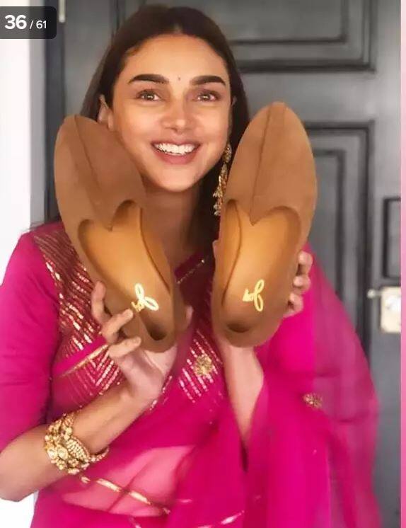 दिया और वैभव की शादी में जूते चुराने की रस्म भी अदा की गई. वैभव के जूते किसी और ने नहीं बल्कि अदिती ने चुराए थे. एक्ट्रेस ने जूतों के साथ तस्वीर भी शेयर की.