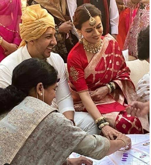 दिया और वैभव ने फेरे लेने से पहले रजिस्टर मैरिज की थी. इस मौके पर दोनों ने शादी के पेपर्स पर साइन के साथ ही अंकूठा भी लगाया.