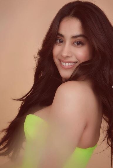 इतने लाख की ड्रेस पहनकर Janhvi Kapoor ने कराया फोटोशूट, जानकर उड़ेंगे होश