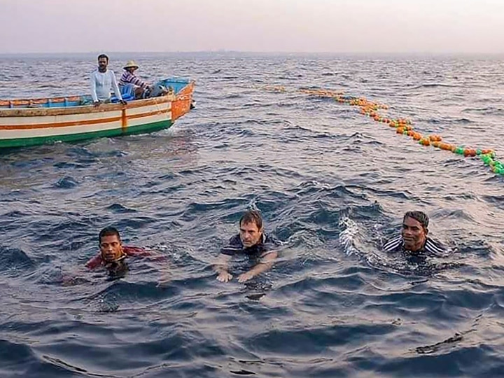 Raj Ki baat Congress leader Rahul Gandhi take dip in the sea with fishermen to gain political mileage in southern states राज की बात: मछुआरों के साथ समुद्र में छलांग लगाकर राहुल गांधी ने चलाया सिसायत का ब्रह्मास्त्र