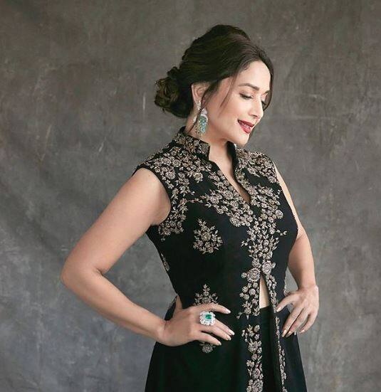 ‘तेजाब’ से ही माधुरी और कोरियोग्राफर सरोज खान की जोड़ी बनीं. इस फिल्म के बाद माधुरी और सरोज की जोड़ी ने एक से बढ़कर एक सुपरहिट डांस नंबर दिए.