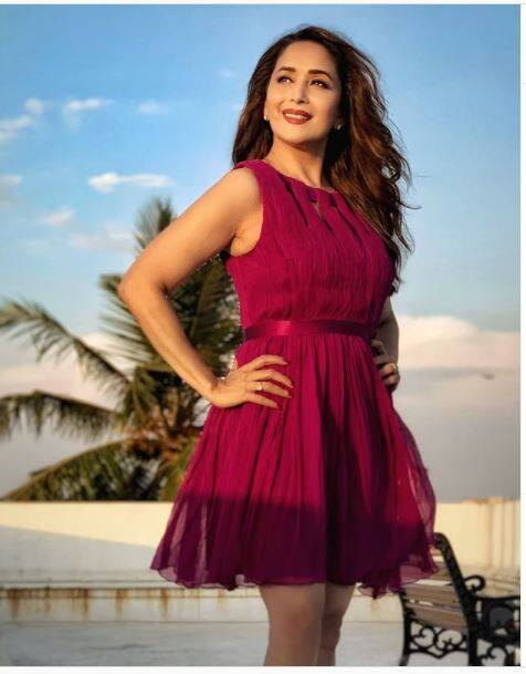 ट्रेडिशनल हो या मॉर्डन ड्रेस माधुरी हर आउटफिट में कामल दिखतीं हैं. उनकी हर एक तस्वीर शानदार है.