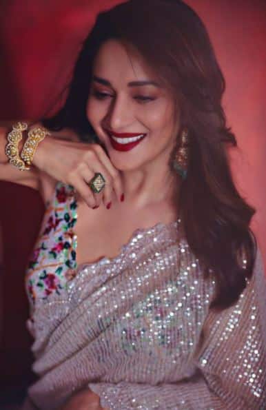 सोशल मीडिया पर भी माधुरी काफी एक्टिव रहतीं हैं. आए दिन एक्ट्रेस अपने पति और बच्चों के साथ वैकेशन की तस्वीरें शेयर करती रहतीं हैं. जिन्हें फैंस काफी पसंद करते हैं.