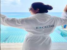 Shilpa Shetty पति Raj Kundra के साथ Maldives में मना रही हैं छुट्टियां, रेत में नंगे पैर भागती हुई आईं नज़र