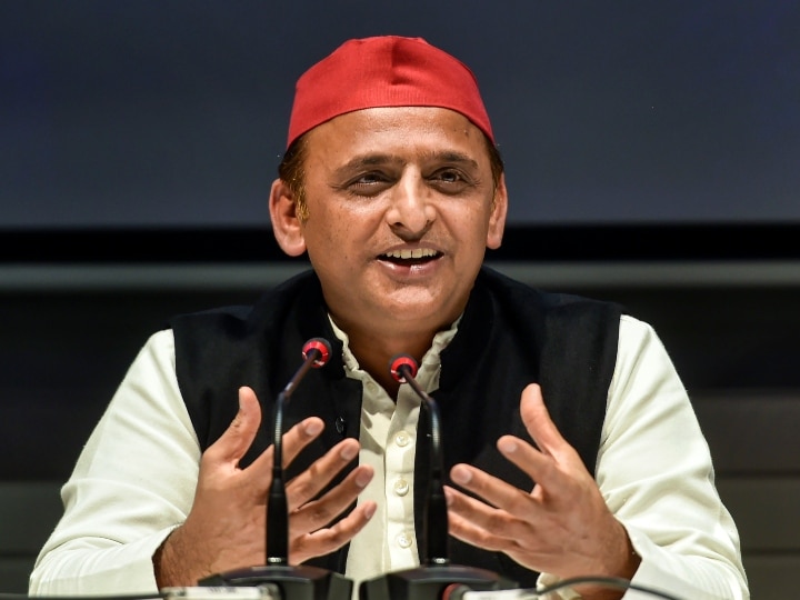 जब अखिलेश यादव और उनके लोगों ने लाल टोपी पहन ली, सीएम योगी ने पूछा- घर पर भी पहनते हैं क्या? Akhilesh wore a red cap Yogi Adityanath asks does he wear it even at home ANN जब अखिलेश यादव और उनके लोगों ने लाल टोपी पहन ली, सीएम योगी ने पूछा- घर पर भी पहनते हैं क्या?