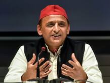 जब अखिलेश यादव और उनके लोगों ने लाल टोपी पहन ली, सीएम योगी ने पूछा- घर पर भी पहनते हैं क्या?