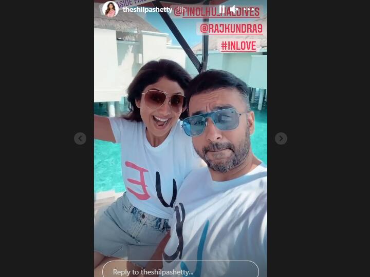 एक फोटो में शिल्पा क्रीम कलर की प्रिंटेड ड्रेस में नज़र आ रही हैं. उसके साथ उन्होंने मिनिमल मेकअप, खुले बाल और शेड्स से शिल्पा ने अपने लुक को कंपलीट किया है. शिल्पा शेट्टी इस बीच ऑउफिट में बेहद खूबसूरत लग रही है. शिल्पा फोटो में जमीन पर नंगे पैर दौड़ती हुई भी दिखाई दे रही हैं.