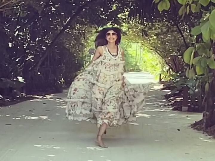 शिल्पा शेट्टी ने इन सभी फोटो को शेयर करने के साथ कैप्शन में लिखा हैं कि, ‘हॉलिडेज ऐसे होने चाहिए.’ फैंस सोशल मीडिया पर शिल्पा शेट्टी की फोटोज को खूब पसंद कर रहे हैं और साथ ही अपनी प्रतिक्रिया देते हुए भी नज़र आ रहे हैं.