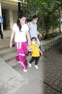 मम्मी Soha Ali Khan के साथ घूमने निकलीं नन्ही Inaya Khemu,  क्यूटअदाएं हुई कैमरे में कैद(PG)