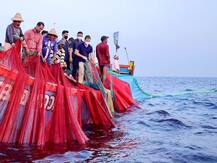 मछुआरों संग समुद्र में मछली पकड़ने गए राहुल गांधी, देखें तस्वीरें