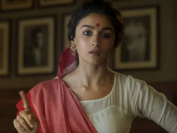 इस फिल्म का पोस्टर पहले ही रिलीज किया जा चुका था. आपको बता दें कि कि गंगूबाई काठियावाडी फिल्म रियल लाइफ पर बेस्ड है. 