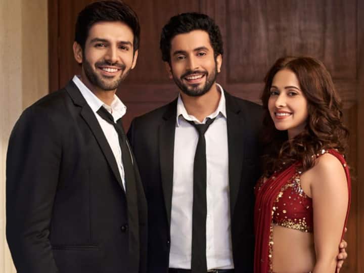 ...और ढेर सारा एंटरटेनमेंट : कुल जमा इस फिल्म में हर वो बात थी जिसकी एक दर्शक को तलाश रहती है. एक कसी हुई स्क्रिप्ट, शानदार एक्टिंग और बेहतरीन म्यूजिक. इन सभी बातों के चलते इस फिल्म का नाम बॉलीवुड की कुछ सबसे एपिक फिल्मों की लिस्ट में लिया जाता है.