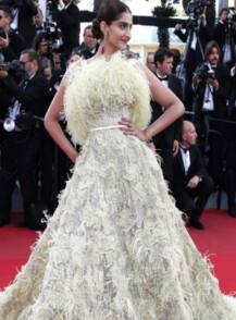 Priyanka Chopra ही नहीं बल्कि अजीबों गरीब ड्रेस पहन ये बॉलीवुड एक्ट्रेसेस भी उड़वा चुकी हैं अपनी खिल्ली