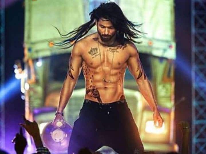 पिछले कई सालों से बॉलीवुड में धूम मचा रहे शाहिद कपूर भी शानदार फिजिक के मालिक हैं. खासतौर से कबीर सिंह, उड़ता पंजाब और कमीने फिल्म में उन्होने अपने ऐब्स खूब फ्लॉन्ट किए. आज भी लड़कियां शाहिद की दीवानी हैं.