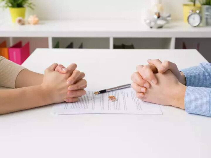 पत्नी ने घर का काम करने को लेकर मांगा मुआवजा, जानिए कोर्ट ने पति को क्या आदेश दिया Husband gave divorce, then wife asked for compensation for working at home. पत्नी ने घर का काम करने को लेकर मांगा मुआवजा, जानिए कोर्ट ने पति को क्या आदेश दिया