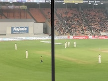 IND Vs ENG: рд╡рд┐рд░рд╛рдЯ рдХреЛрд╣рд▓реА рд╕реЗ рдорд┐рд▓рдиреЗ рдХреЗ рд▓рд┐рдП рдмреАрдЪ рдореИрджрд╛рди рдореЗрдВ рдкрд╣реБрдВрдЪрд╛ рдлреИрди, рдХрдкреНрддрд╛рди рдиреЗ рджрд┐рдпрд╛ рдРрд╕рд╛ рд░рд┐рдПрдХреНрд╢рди