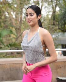 Too Hot To Handle! बैकलेस ड्रेस पहने मुंबई की सड़कों पर निकलीं Janhvi Kapoor, नजर ना हटा पाए ना बचा पाए देखने वाले