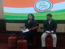 रसोई गैस की बढ़ी कीमतों का कांग्रेस ने किया विरोध, LPG सिलेंडर पर बैठकर किया प्रेस कॉन्फ्रेंस