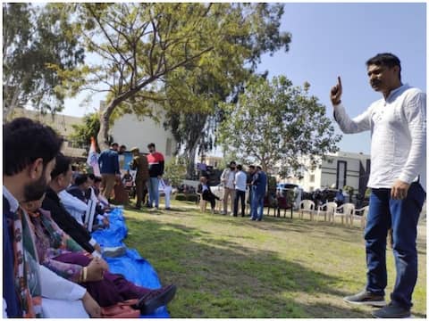 जम्मू: पेट्रोल-डीजल की बढ़ती कीमतों पर कांग्रेस का विरोध प्रदर्शन, पठानकोट नेशनल हाईवे को किया ब्लॉक जम्मू: पेट्रोल-डीजल की बढ़ती कीमतों पर कांग्रेस का विरोध प्रदर्शन, पठानकोट नेशनल हाईवे को किया ब्लॉक