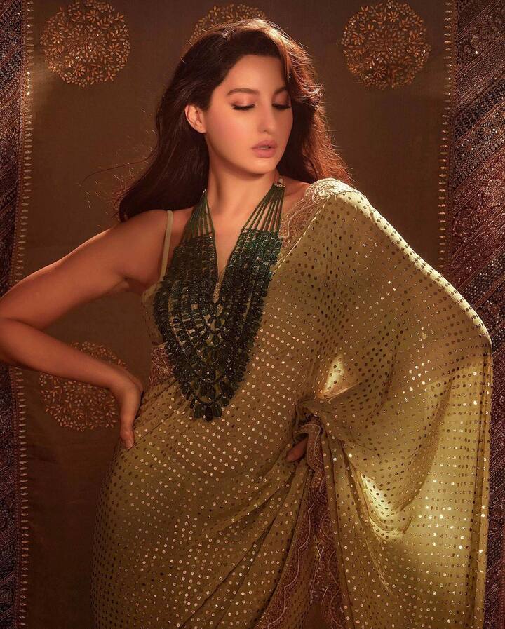 नोरा फतेही(Nora Fatehi) जब से भारत आई हैं वो यहां के रंग में रंगने की पूरी कोशिश कर रही हैं. हिंदी बोलने से लेकर हिंद देश के पहनावे तक..उन्होंने हर चीज़ के लिए काफी मेहनत की है. बात करें उनके इंडियन आउटफिट की तो उन्हें साड़ी पहनना काफी पसंद है.  (Photo Credit - Instagram)