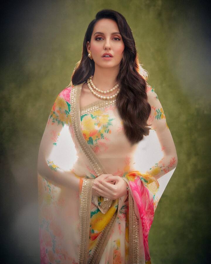 नोरा फतेही(Nora Fatehi) जब से भारत आई हैं वो यहां के रंग में रंगने की पूरी कोशिश कर रही हैं. हिंदी बोलने से लेकर हिंद देश के पहनावे तक..उन्होंने हर चीज़ के लिए काफी मेहनत की है. बात करें उनके इंडियन आउटफिट की तो उन्हें साड़ी पहनना काफी पसंद है.  (Photo Credit - Instagram)
