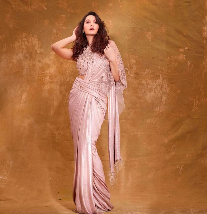 इन दिनों नोरा फतेही का ये साड़ी लुक खूब वायरल हो रहा है जिसमें वो काफी खूबसूरत लगने के साथ साथ स्टाइलिश भी नज़र आ रही हैं.  (Photo Credit - Instagram)