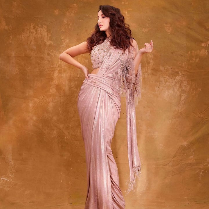 इस साड़ी की दो खासियत हैं एक तो साड़ी का लुक और दूसरा इसे ड्रेप करने का तरीका. नोरा फतेही ने जिस तरीके से इस साड़ी को ड्रेप किया है वो काफी शानदार है. क्योंकि ड्रेपिंग स्टाइल ने ही इस साड़ी को काफी अलग लुक दे दिया है.  (Photo Credit - Instagram)