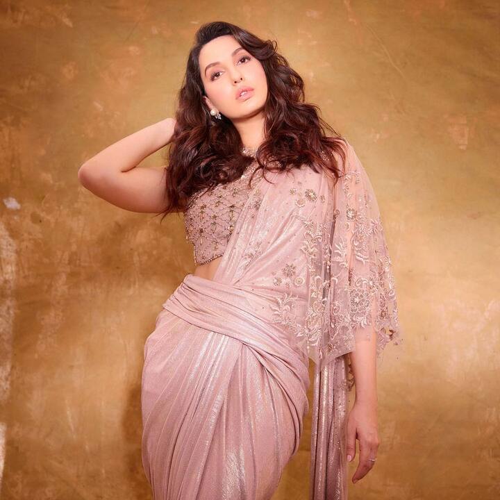 नोरा फतेही(Nora Fatehi) आज भारत के लिए कोई अनजाना नाम नहीं है. बल्कि बच्चों से लेकर बड़ों तक हर कोई इस नाम से वाकिफ है. नोरा की खूबसूरती और नोरा का डांस ही उनकी पहचान है. लेकिन आज उन्होंने जो कामयाबी हासिल की है वो केवल एक रात में ही उन्हें हासिल नहीं हो गई बल्कि इसके पीछे उनकी सालों की मेहनत है. (Photo Credit - Instagram)