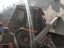 ऑपरेशन माफिया के दौरान जेसीबी मशीन पर गिरी बिल्डिंग, बाल-बाल बची ड्राइवर की जान