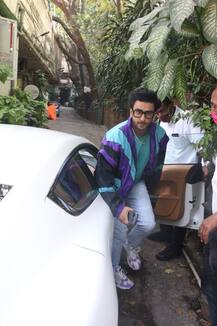 नीली जैकेट, लाइट ब्लू जींस और ग्लासेस लगाकर कहां के लिए निकले Ranveer Singh, जानें क्यों चर्चा में है एक्टर का लुक