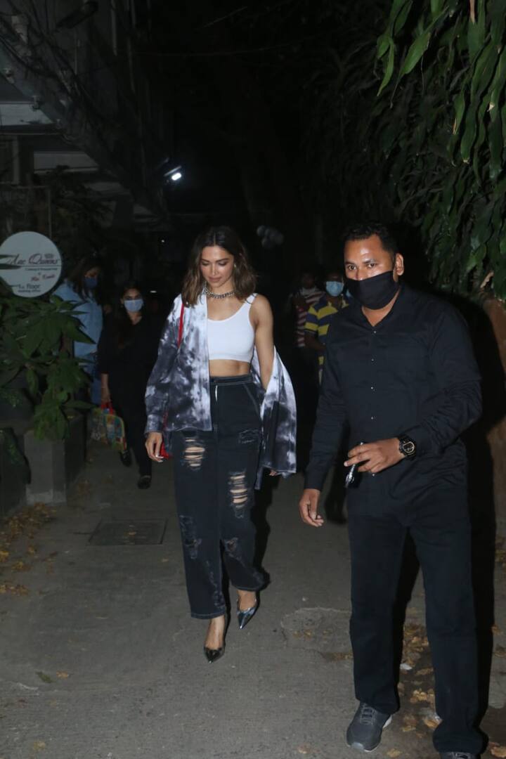 यूं तो दीपिका जब भी ब्लैक कैरी करती हैं वो काफी कॉन्फिडेंट होती है और हमेशा ही फैंस को उनका अंदाज़ भाता है लेकिन कई मौकों पर वो ब्लैक में नहीं जची. अब आप इसी लुक को ले लीजिए