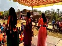 बाजार में भीड़ जुटाने के लिए हुआ ऑर्केस्ट्रा का आयोजन, लोगों ने जमकर लुटाए पैसे, सोशल डिस्टेंसिंग की उड़ी धज्जियां