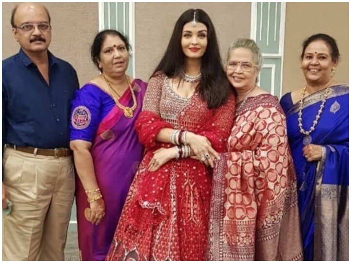 Aishwarya rai poses with mother in Cousins wedding Inside Photos: कजिन की शादी में भारी लहंगा पहने पहुंची ऐश्वर्या राय बच्चन, खूब वायरल हो रही है तस्वीरें
