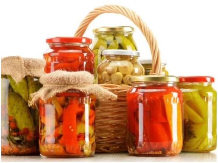Here is why homemade pickles should be as a part of your daily routine Homemade Pickle Benefits: जानिए आपकी डाइट का हिस्सा क्यों होना चाहिए घर का बना अचार