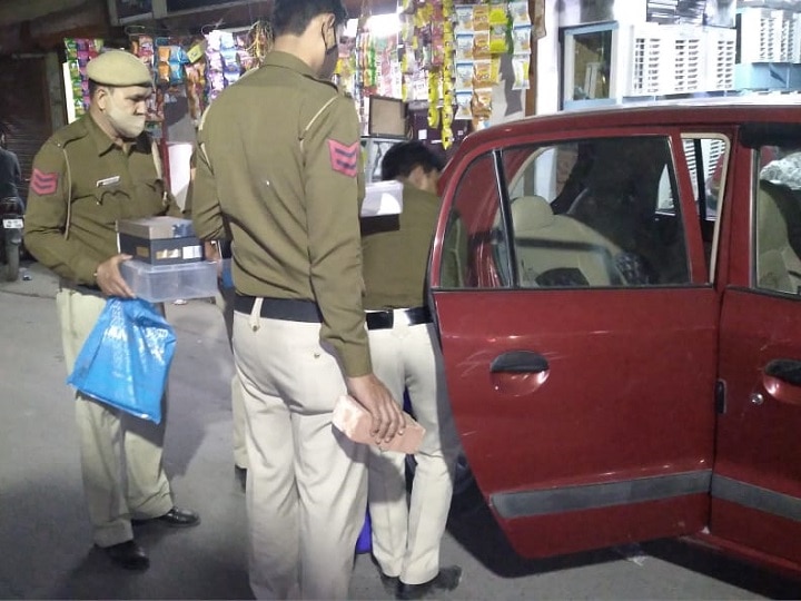 Delhi: Cop shot at outside post during check ANN दिल्ली: चेकिंग के दौरान बाइक सवार बदमाशों ने पुलिसकर्मी को मारी गोली, अभी तक फरार