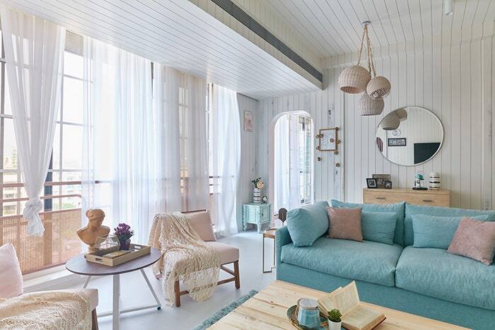 सोनाक्षी के इस खूबसूरत घर में कई खड़कियां लगाई गई है.जहां से पूरे घर में सूरज की रोशनी आ सकें. साथ ही इशमें एंटीक-स्टाइल बस्ट,  पेस्टल साइड टेबल और व्हाइट लेस थ्रो भी शामिल किए गए है.जो घर को एक यूरोपीय टच देता है. 