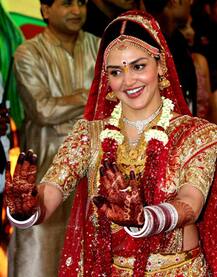 In Pics: ईशा देओल की शादी में सोने में लदी थीं दुल्हनिया और मां हेमा मालिनी, बड़े-बड़े हार और कमरबंद में दिख रही थी किसी महारानी जैसी