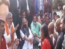 दारोगा के अंतिम संस्कार में पहुंचे सुशील मोदी को झेलनी पड़ी फजीहत, शहीद के परिजनों ने किया घेराव