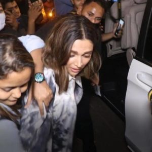 फैन ने खींचा Deepika Padukone का बैग, बहुत मुश्किल से भीड़ से बचकर निकलीं एक्ट्रेस, देखें वीडियो