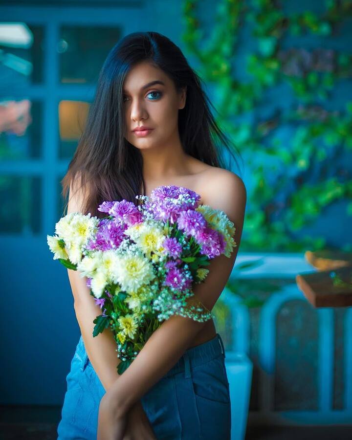फोटोशूट के दौरान दिव्या ने शरीर के ऊपरी हिस्से को रंग-बिरंगे फूलों के गुलदस्ते से ढका हुआ है.  