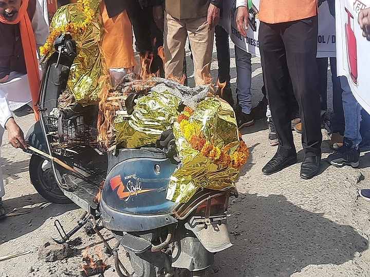 Shiv sena protests against price hike of petrol, diesel, LPG in Jammu ANN जम्मू में पेट्रोल 90 पार, बढ़ती कीमतों के खिलाफ शिवसेना कार्यकर्ताओं का सड़कों पर हल्ला बोला