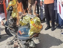 जम्मू में पेट्रोल 90 पार, बढ़ती कीमतों के खिलाफ शिवसेना कार्यकर्ताओं का सड़कों पर हल्ला बोला