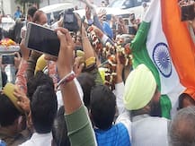 राज्यसभा से रिटायर होने के बाद पहली बार जम्मू पहुंचे गुलाम नबी आजाद, कांग्रेस कार्यकर्ताओं ने किया ढोल नगाड़ो के साथ स्वागत