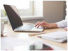 क्या लैपटॉप पर घंटों काम करने से हो सकता है कार्पल टनल सिंड्रोम? जानिए खतरे और संकेत