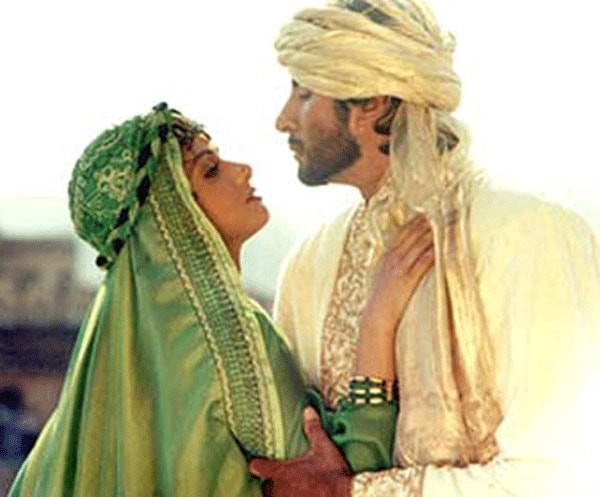 1992 में रिलीज़ हुई थी खुदा गवाह(Khuda Gawah). फिल्म में अमिताभ बच्चन(Amitabh Bachchan) और श्रीदेवी(Sridevi) लीड रोल मे थे. फिल्म बॉक्स ऑफिस पर खूब सफल रही थी. इस फिल्म और दोनों की जोड़ी को लोगों ने हाथों हाथ लिया. लेकिन क्या आप जानते हैं कि खुदा गवाह फिल्म में पहले बिग बी लीड रोल नहीं बल्कि गेस्ट अपीयरेंस देने वाले थे? (Source- Social Media)