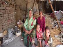 सरकारी योजनाओं के लाभ से कोसों दूर है गाजीपुर का ये परिवार, प्रधान से लेकर अफसर तक बेपरवाह