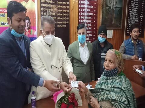 मसूरी में 'वन नेशन वन राशन कार्ड' योजना के तहत बंटे डिजिटल कार्ड, देश के किसी हिस्से में ले सकेंगे जरूरी सामान